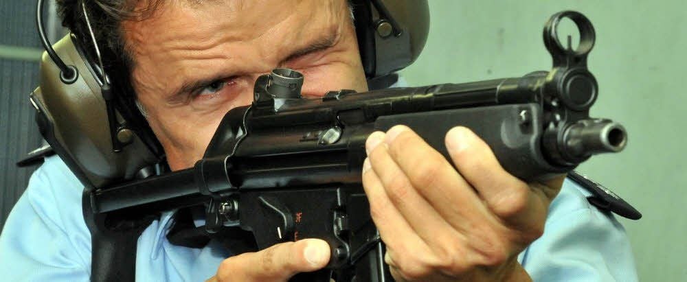 Sie liegt eigentlich im Streifenwagen und wird selten herausgeholt: Dennoch müssen die Polizisten den Umgang mit der Maschinenpistole MP5 regelmäßig üben.