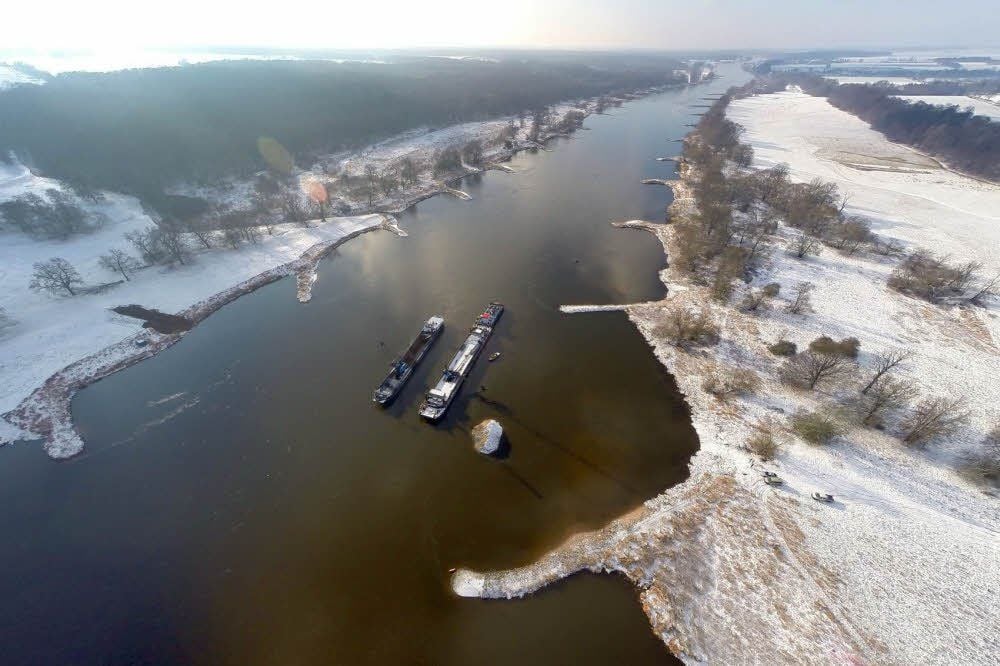 Weithin sichtbar sind derzeit die beiden Schiffe zwischen dem Kornhaus und Brambach. Sie holen am Elbkilometer 265,866 ausgediente Leitungen aus dem Fluss, die unterirdisch verlegt worden waren.