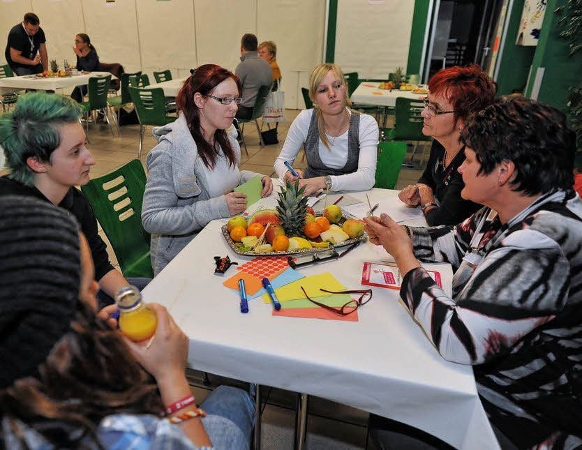 Monika Andrich und Karin Stöbe im Gespräch mit den Mädchen.