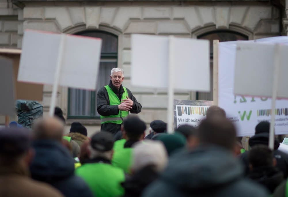 Bei der Protestaktion in Magdeburg spricht der Präsident des Landesbauernverbands, Olaf Feuerborn, zu den mehreren hundert Teilnehmern, die mit der Landesverordnung Natura 2000 unzufrieden sind.