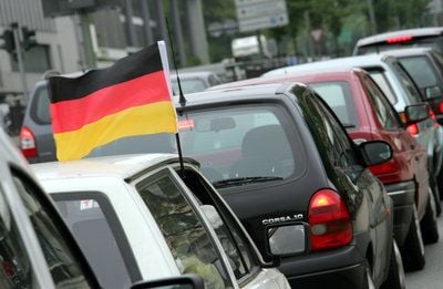 An einem Autofenster weht die deutsche Fahne. Bei den zentralen Feierlichkeiten zum Tag der Deutschen Einheit in Hamburg stellt sich Sachsen-Anhalt mit seinen Domschätzen vor. (Foto: dpa)