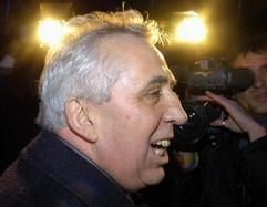 Unter grossem Medieninteresse verlässt der ehemalige DDR-Staatsratsvorsitzende Egon Krenz am Donnerstag (18.12.2003) die Haftanstalt Plötzensee in Berlin. Nach knapp vier Jahren Strafvollzug ist Krenz vorzeitig aus der Haft entlassen worden. Das Berliner Landgericht hat seine Reststrafe von rund zweieinhalb Jahren zur Bewährung ausgesetzt. (Foto: dpa)