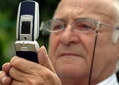 Für den richtigen Umgang mit den oft komplexen kleinen Telefonen gibt es mittlerweile bundesweit spezielle Kurzlehrgänge für Senioren. (Foto: dpa)