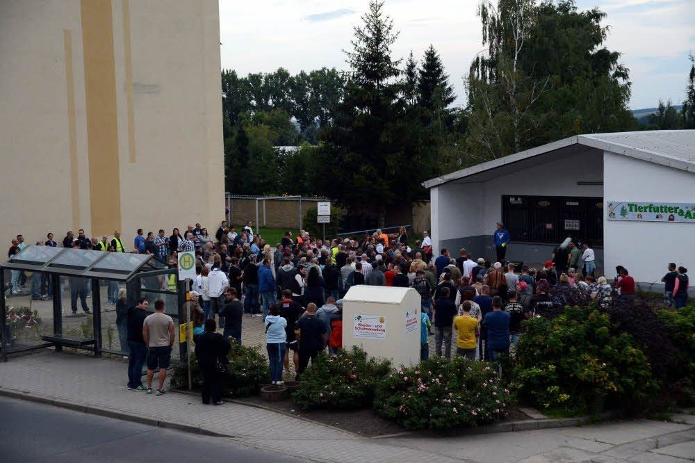 In Grana haben einige lange durchgehalten - als Alternative zur Kundgebung in Kretzschau (rechts).