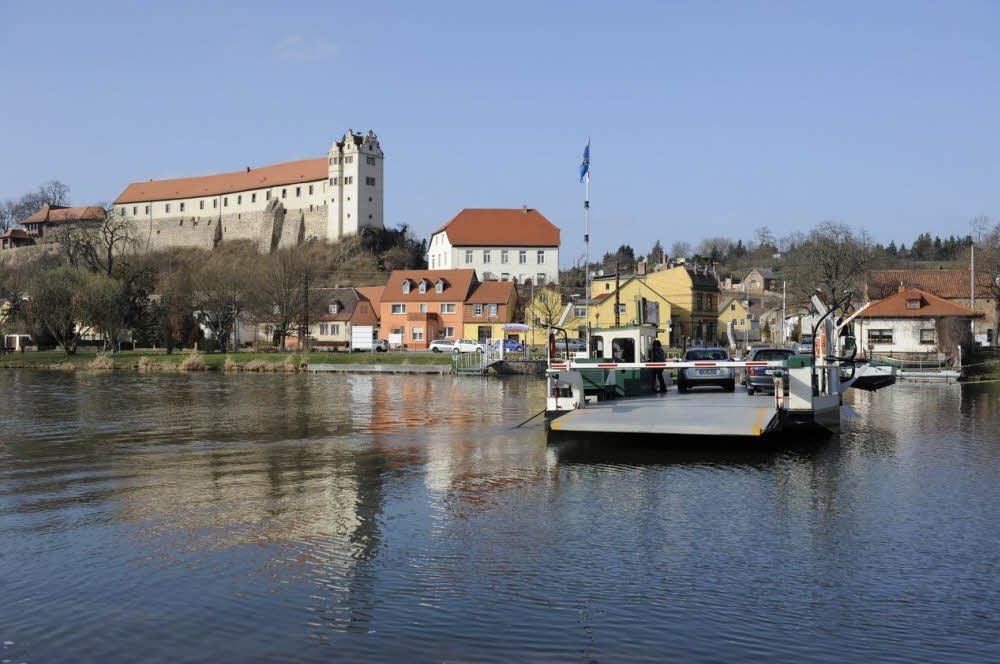Blick über die Fähre an der Saale auf Burg und Gymnasium in Wettin (Saalekreis)