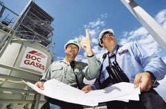 BOC und BP-Ingenieure vor einer Wasserstoff-Produktionsanlage auf Bulwer Island, Brisbane, Australien (Archivfoto vcom 26.10.2000). (Foto: dpa)