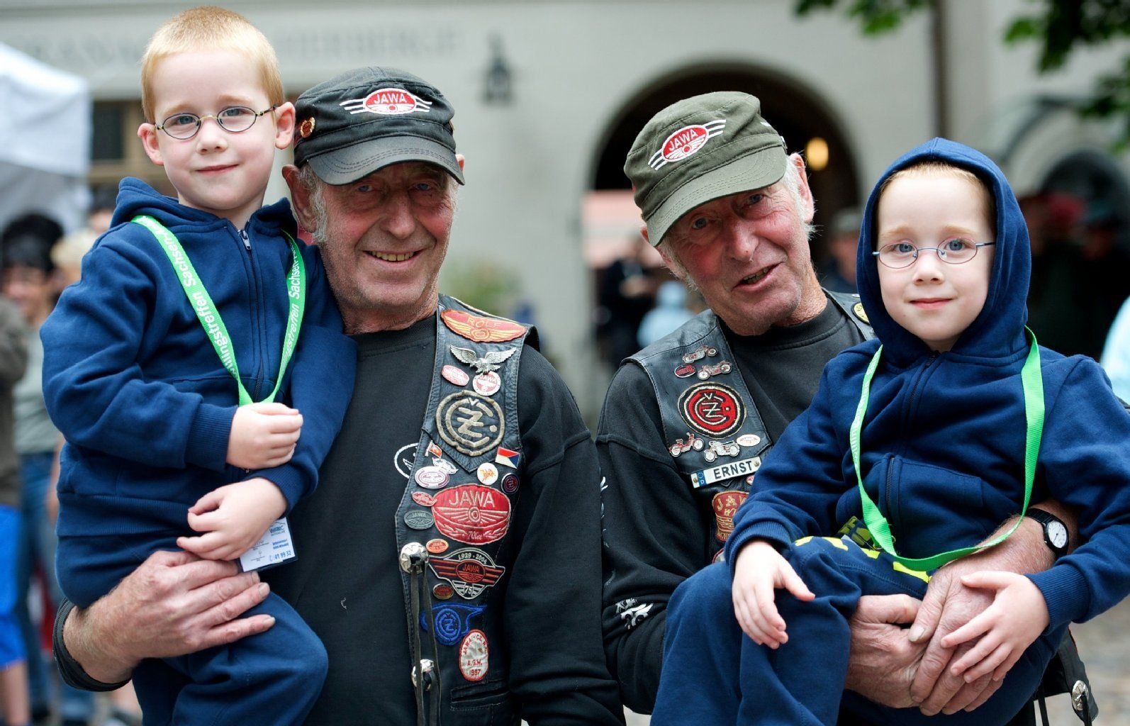 Die Zwillingsbrüder Fynn Luca (l) und Mats Julian Staudte (r) werden auf dem Arm der Zwillingsbrüder Rolf (l) und Ernst (r) Stephan in Lutherstadt Wittenberg gehalten.