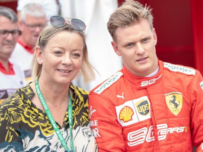 Sabine Kehm, Managerin von Mick Schumacher, steht neben dem Formel-2-Fahrer. Foto: Sebastian Gollnow/dpa