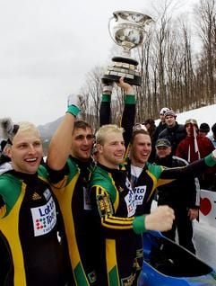 Das deutsche Bobteam hält die Trophäe in der Hand: Rene Hoppe (li.), Kevin Kuske (2. von li.), Fahrer Andre Lange (2. von re.) und Carsten Embach (re.). (Foto: dpa)