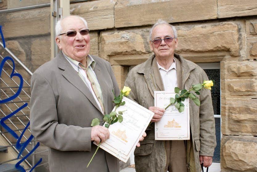 Eitel-Friedrich Köhler (li.) und Siegfried Suske feierten am Sonnabend im Zeitzer Gymnasium ihr diamantenes Abitur.