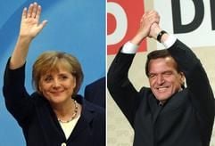 Die CDU-Kanzlerkandidatin Angela Merkel und Bundeskanzler Gerhard Schröder (SPD) winken jeweils ihren Anhängern am Abend nach der Bundestagswahl in Berlin zu. (Foto: dpa)