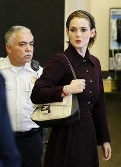 Winona Ryder hat es geschafft. Der Prozess ist vorüber, sie ist zwar schuldig gesprochen worden, muss aber nicht ins Gefängnis (Foto: dpa)