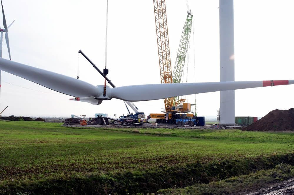 In Rekordzeit und für Deutschland einmalig auf Kippengelände errichtet, entstand am Tagebaurand Profen ein Windpark.