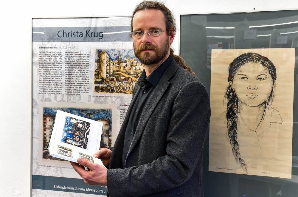 Christian Siegel mit dem neuen Bestandskatalog, der käuflich erworben werden kann.