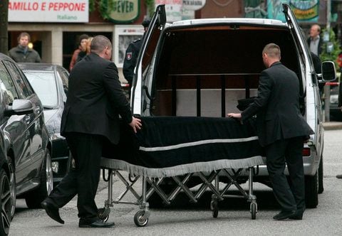 Bestatter transportieren nahe der Reeperbahn in Hamburg einen Sarg ab. (FOTO: DPA)