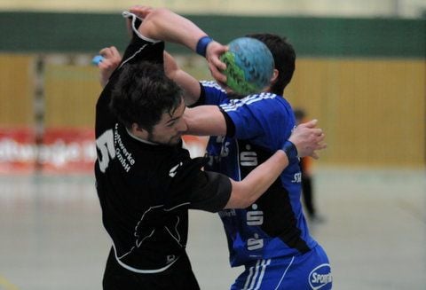 Axel Steinbach (Halle/links) gegen den Wolfener Hendrik Hein. (FOTO: ANDREAS LÖFFLER)