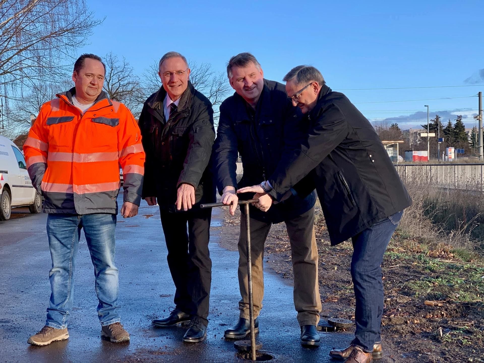 Ortsbürgermeister Wilfried Seidowski, der CDU-Landtagsabgeordnete Frank Bommersbach und WAZV-Verwaltungsleiter Martin Eisner (von rechts) drehten mit Mitarbeitern der Firma Eurawasser am Dienstagmorgen die neue Leitung für die Fernwasserversorgung Hohenthurms auf.