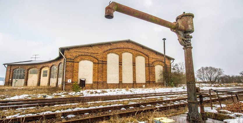 Der Lokschuppen in Pretzsch: In den Tagen der Dampflokomotiven brauchte man noch große Wasserhähne.