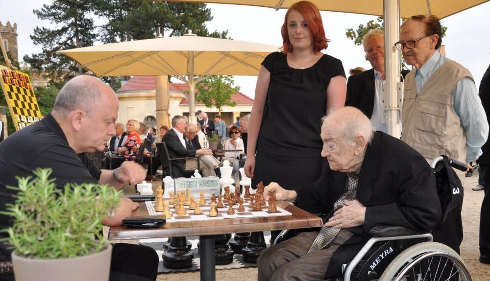 Beim Schach-Duell in Dresden: Orwo-Chef Gerhard Köhler (l.) und Viktor Kortschnoi. Stille Beobachterin ist auch Jenny Behrend aus Jeßnitz.