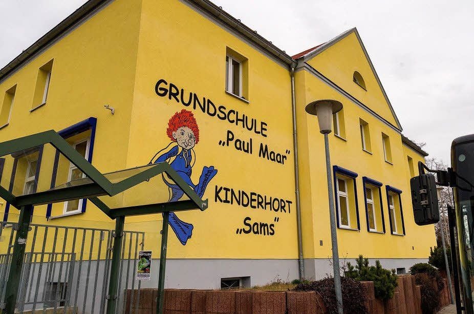 Nur zum Teil ist der Schulstandort in Raßnitz saniert. Deshalb freut sich Schulleiterin Solvejg Mettin (l.) über die Fördermittel.