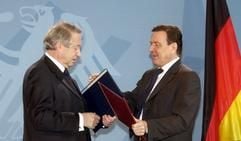 Bundeskanzler Gerhard Schröder (r) und der Präsident des Zentralrates der Juden in Deutschland, Paul Spiegel. (Archivfoto: dpa)