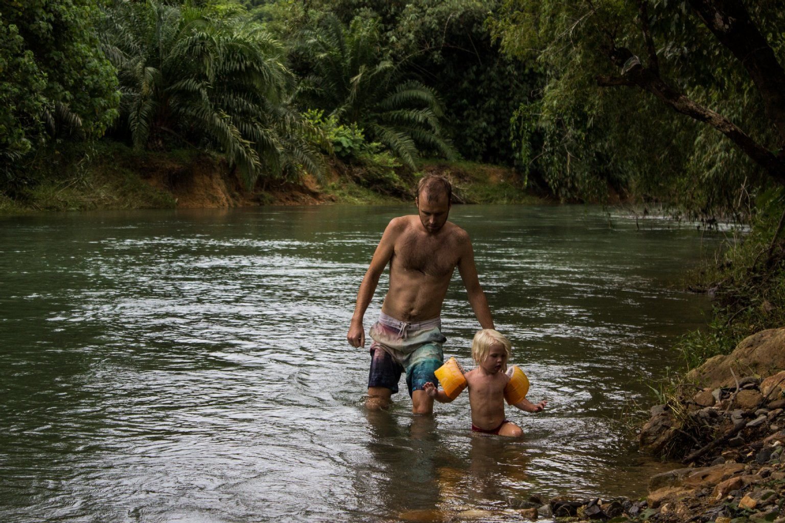 Auch im Urwald kann man schwimmen lernen: Thor Braarvig mit dem Nesthäkchen der Familie.