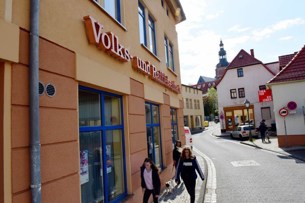 Die Volks- und Raiffeisenbank Eisleben hat ihren Sitz an der Ecke Freistraße/Bucherstraße.