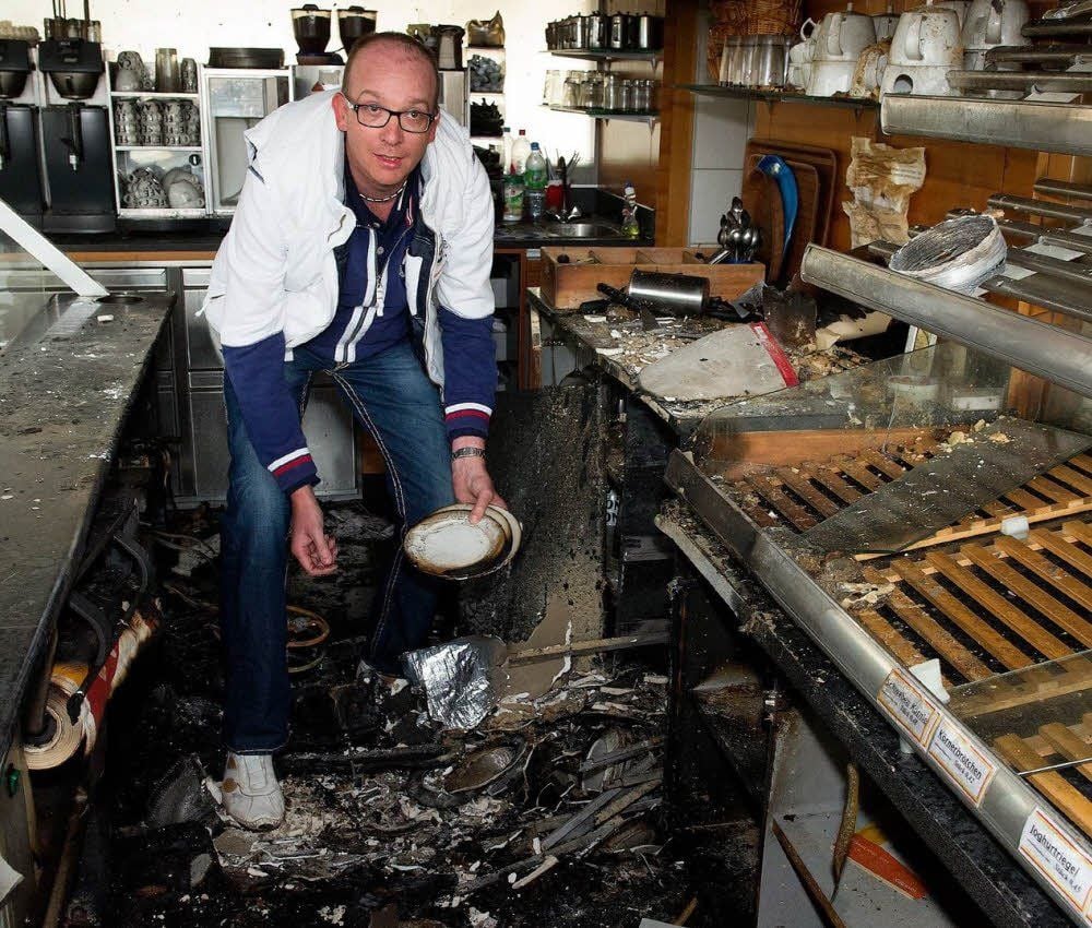 Thomas Rahaus muss das Café komplett erneuern lassen. Die Ausstattung ist Totalschaden.