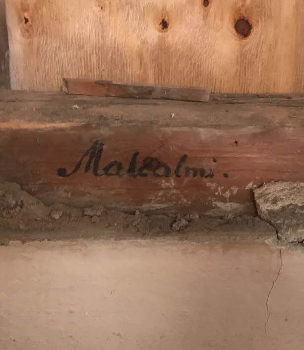 Mehrere Namen von Künstlern aus der Goethe-Zeit sind bei der Sanierung des Fachwerks im Garderobenbereich des Bühnenhauses gefunden worden, darunter der von Amalia Malcolmy. Sie war mit Goethes Ensemble 1802 in Bad Lauchstädt zur Uraufführung von „Don Carlos“ aufgetreten. Das Zeitzeugnis wird geschützt. Es soll erhalten bleiben.