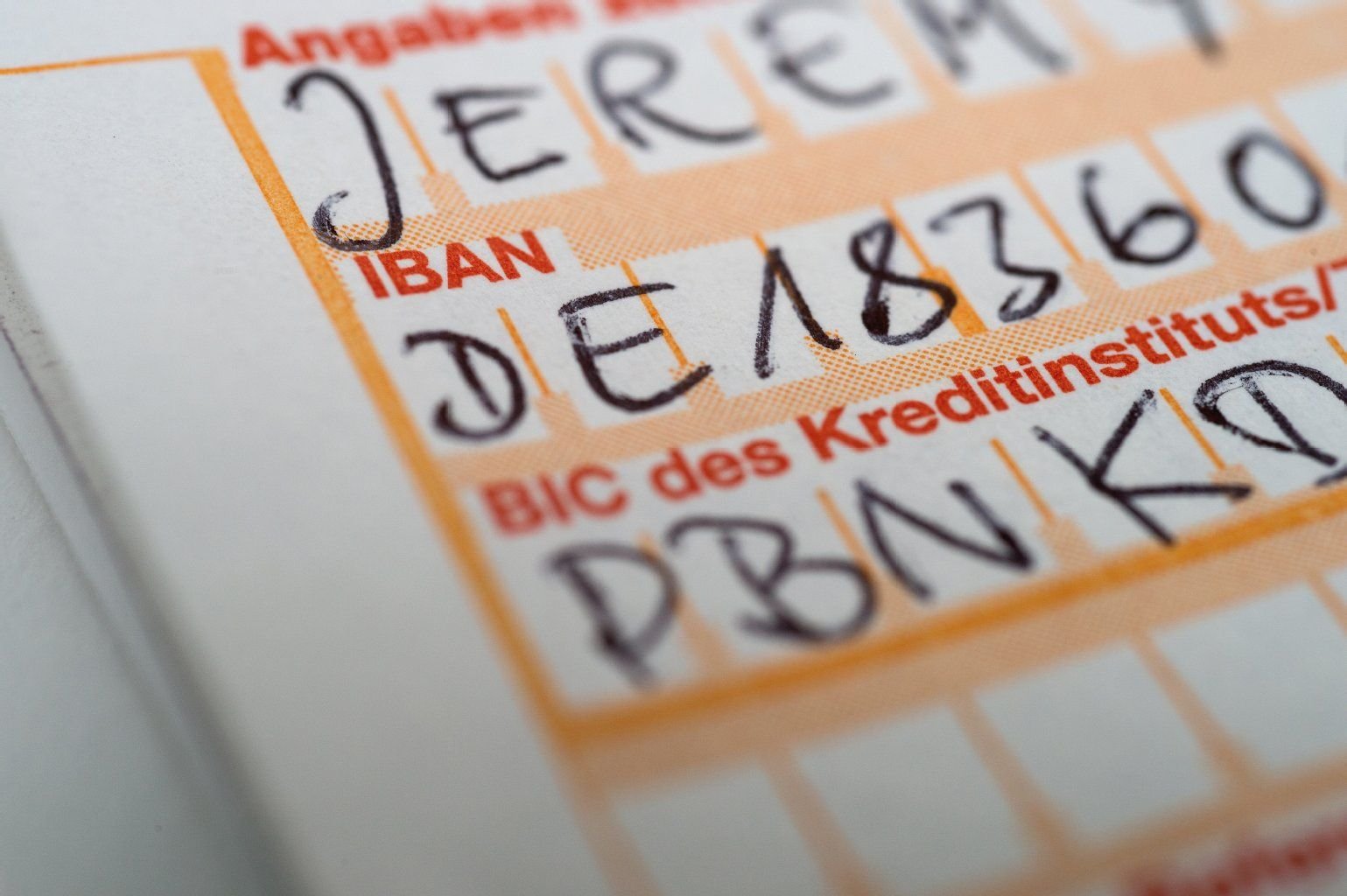 Ab dem 1. Februar müssen Bankkunden bei Überweisungen immer die IBAN angeben. Die alten Ziffern haben dann ausgedient.