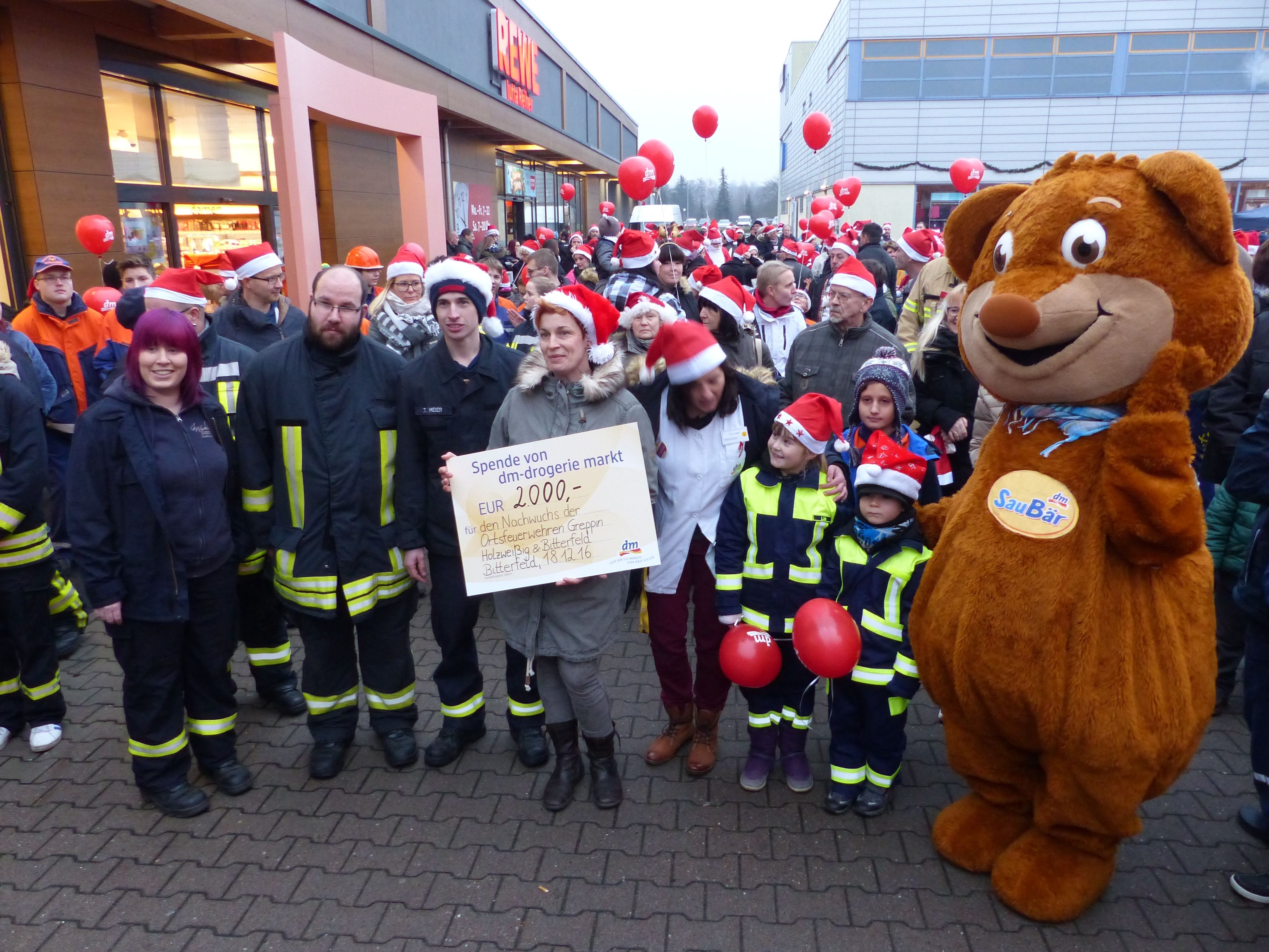Es mussten 100 Sänger mit Uniform oder roter Zipfelmütze und einem Weihnachtslied auf den Lippen für die Wette zusammenkommen.