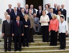Bundeskanzlerin Angela Merkel (CDU) und die Mitglieder des Bundeskabinetts (Archivfoto) Nach den Bundestagsabgeordneten ist auch die Bundesregierung bereit, auf eine Anhebung ihrer Bezüge zu verzichten. (Foto: dpa)