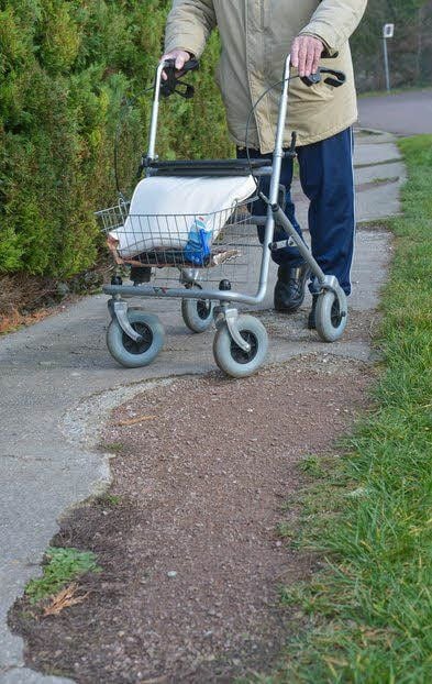 Der Fußweg in der Gröbziger Puschkinstraße wurde zu DDR-Zeiten aus sogenannten Dachkassettenplatten aus Beton gebaut und ist mittlerweile sehr marode.