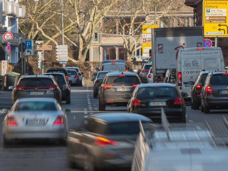 Straßenverkehr in Darmstadt. Foto: Andreas Arnold/Archiv
