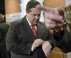 Der niedersächsische Ministerpräsident Sigmar Gabriel (SPD) schaut am Sonntag (02.02.2003) im Landtag von Hannover auf seine Uhr, während ihm eine ZDF-Assistentin den Weg zeigt. In Niedersachsen wählten die Bürger einen neuen Landtag, zur Wahl aufgerufen waren rund 6,1 Millionen Menschen. (Foto: dpa)