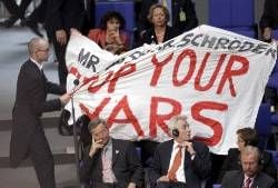 Mit einem Anti-Kriegs-Transparent imBundestagsplenum haben drei PDS-Abgeordnete aus westdeutschenBundesländern am Donnerstag versucht, die Rede des amerikanischenPräsidenten George W. Bush zu stören. Berlins RegierenderBürgermeister Klaus Wowereit, der im der Stadt mit der PDS koaliert,bezeichnete die Aktion als «dumm und kindisch».