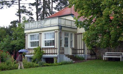 Eine Besucherin geht durch den Garten des Hans-Fallada-Museums in Carwitz bei Feldberg, wo der Dichter von 1933 bis 1944 lebte und arbeitete. (FOTO: DPA)