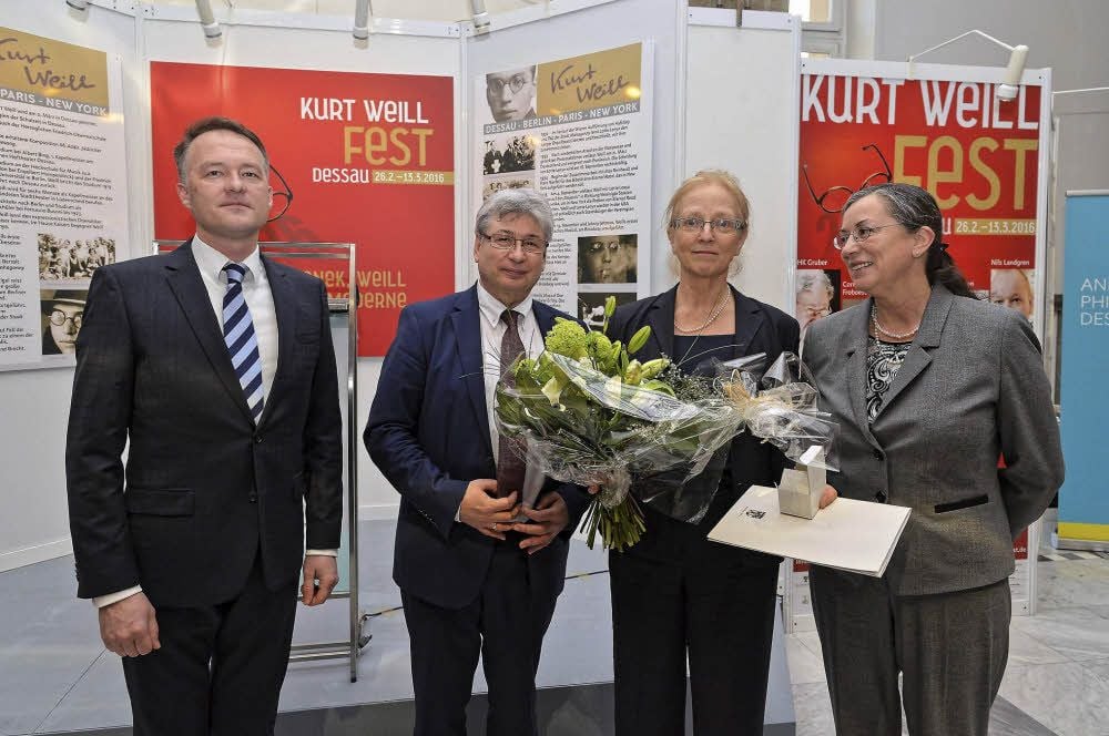 Blumen für die Preisträgerin (2.v.r.) gab es von Angelika Storz , Vorsitzende der Mendelssohngesellschaft, OB Peter Kuras und Friedrich Berghahn, Sprecher des Wissenschaftlichen Beirates.