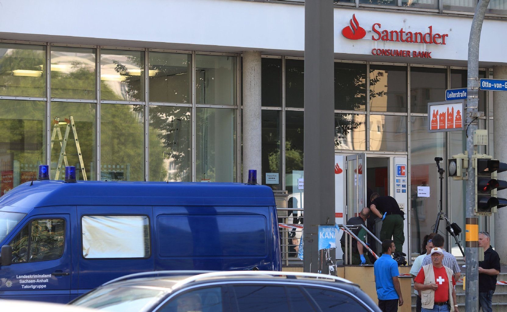 Kriminaltechniker der Polizei sichern Spuren nach einem Einbruch in einer Bankfiliale in Magdeburg