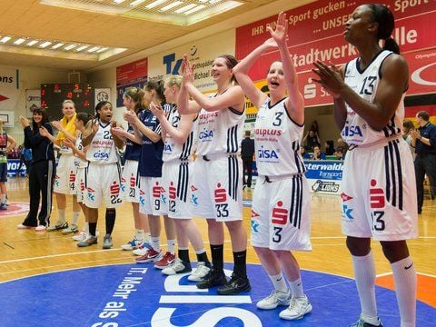 Die Spielerinnen des SV Halle Lions setzten sich gegen die Heli Girls Donau-Ries durch. (FOTO: ECKEHARD SCHULZ)
