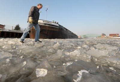 Eine dicke Eisschicht bedeckt den Mittellandkanal bei Magdeburg. (FOTO: ANDREAS STEDTLER)