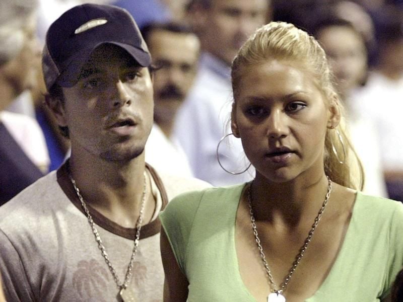 Der spanische Sänger Enrique Iglesias und die frühere russische Tennisspielerin Anna Kurnikowa sind erneut Eltern geworden. Foto: Brendan Mcdermid/epa/dpa