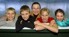 Die Eiskunstlauftrainerin Jutta Müller (M) beim Gruppenfoto am 10.12.2003 im Chemnitzer Küchwald mit ihren Nachwuchsschützlingen Daniel Dotzauer, Matti Landgraf, Susan Sauer und Jeanny Ann Kaiser (v.l.). Noch dreimal in der Woche arbeitet die erfolgreichste Eiskunstlauftrainerin der Welt hier an ihrer alten Wirkungsstätte in ihrer Heimatstadt Chemnitz, obwohl die Grande Dame der internationalen Eiskunstlaufszene am Samstag (13.12.2003) ihren 75. Geburtstag feiert. In ihrer erfolgreichen Trainerzeit konnten ihre Eiskunstlaufstars Katarina Witt, ihre Tochter Gaby Seyfert, Anett Pötzsch-Rauschenbach, Jan Hoffmann und Sonja Morgenstern 57 Medaillen, darunter 31 goldene bei Olympischen Spielen, Welt- und Europameisterschaften für die DDR erringen. (Foto: dpa)
