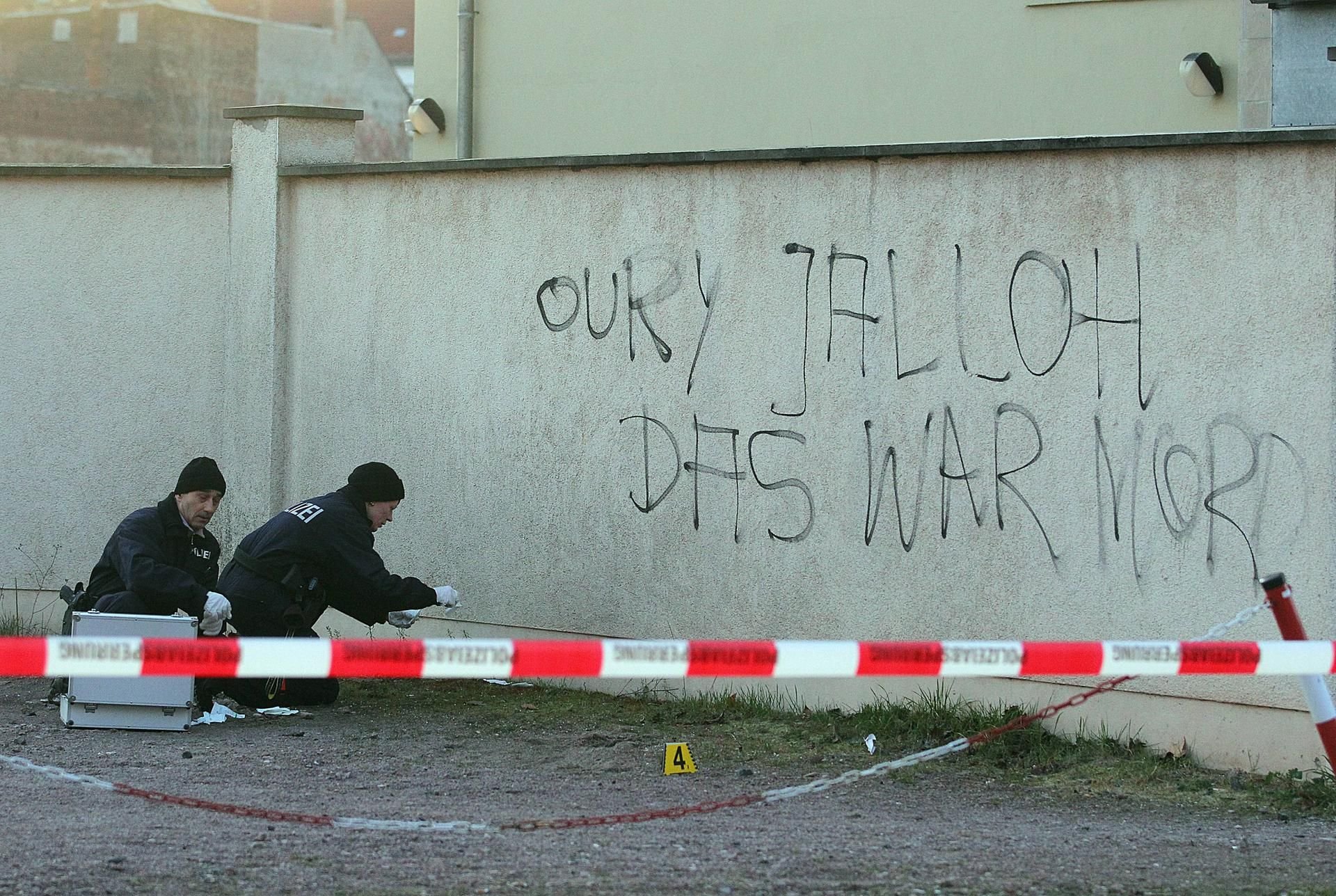 Brandanschlag auf das Polizeirevier Wolfgangstraße in Dessau im Januar 2012.
