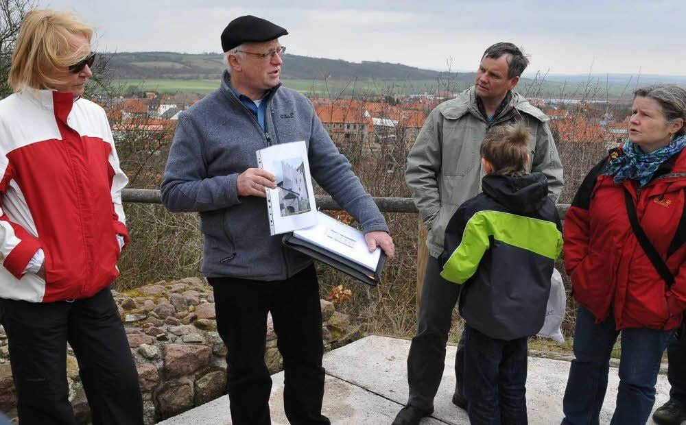 Michael Dapper (Mitte) nahm die Besucher mit auf eine Reise in die Geschichte der Königspfalz des 10. Jahrhunderts.