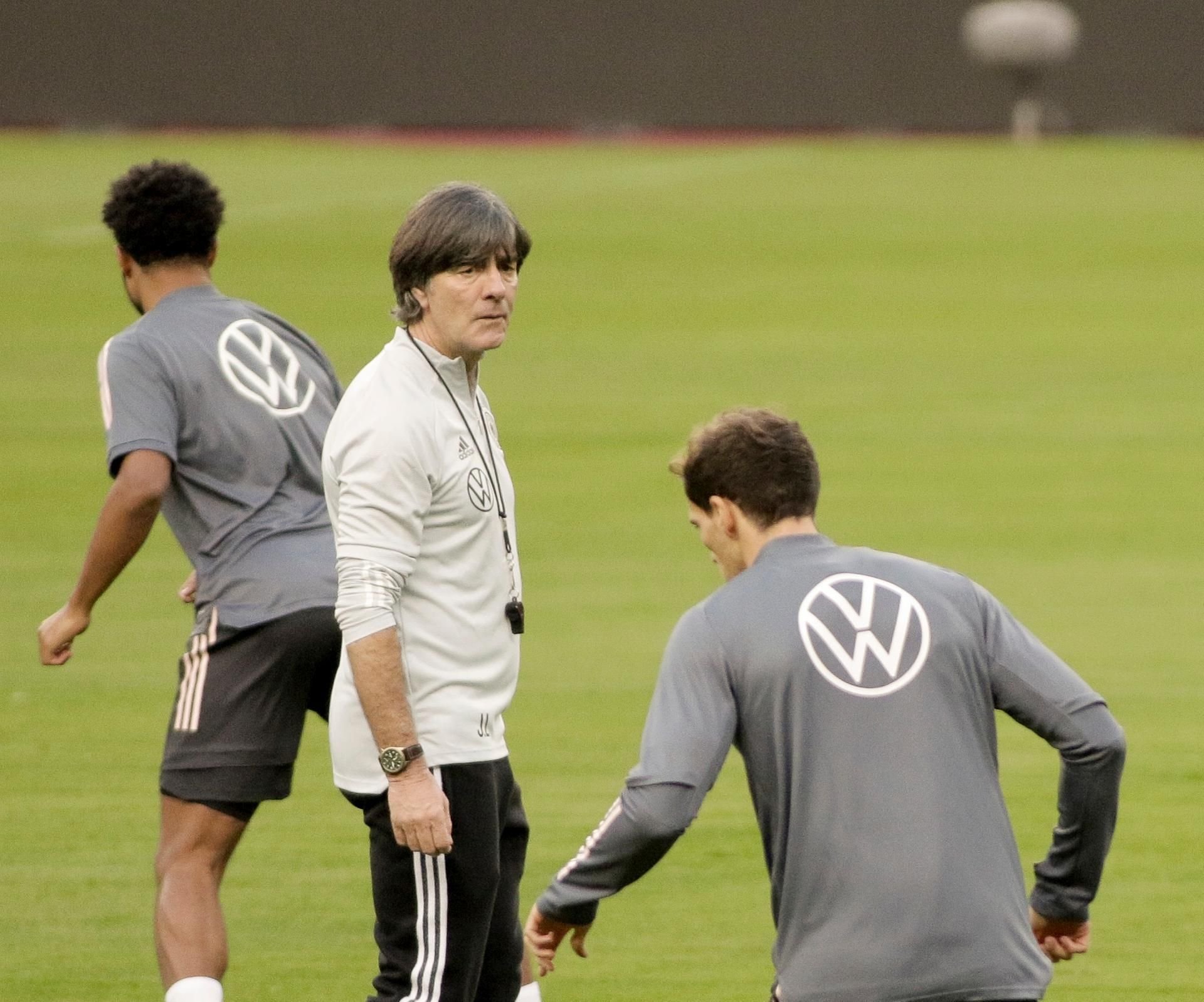 Bundestrainer Joachim Löw beobachtet seine Spieler: der Ruf nach der Rückkehr einiger gestandener, aber aussortierter Akteure wird lauter.