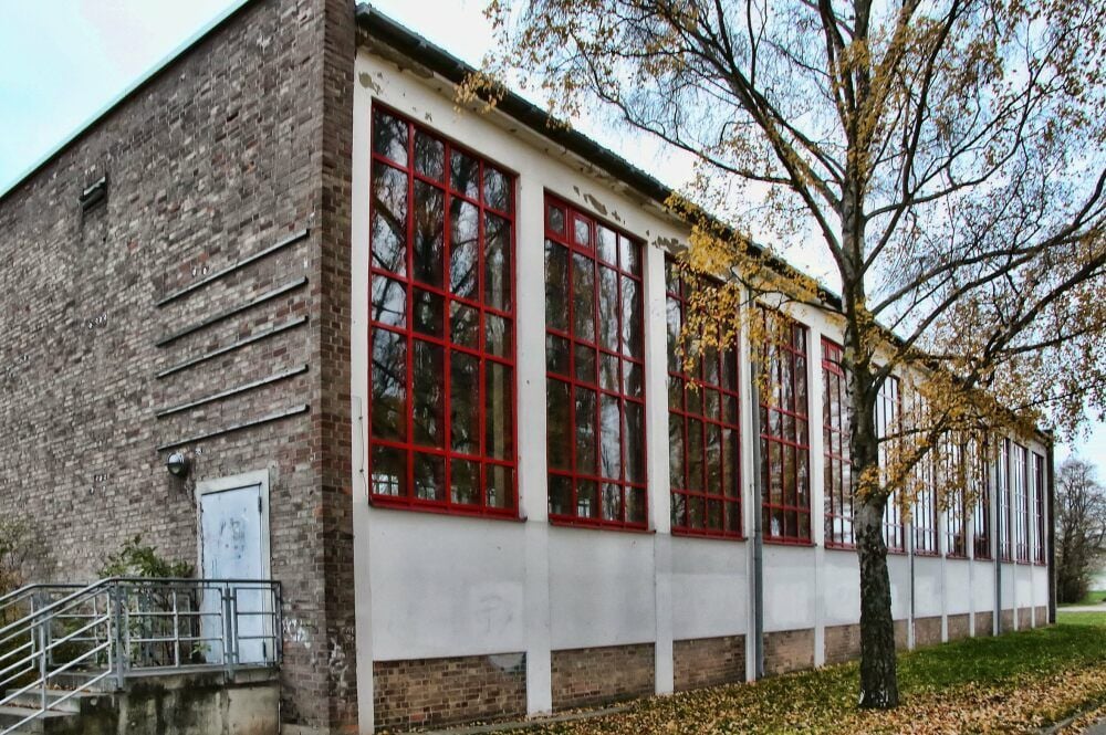Blick auf die Schulturnhalle der Grundschule Südwest in Sangerhausen. Der Komplex mit der benachbarten Kleinsporthalle soll nun deutlich erweitert werden.