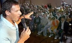 Hollywood-Schauspieler Ralf Moeller beantwortet am Montag (14.05.2007) bei seinem Besuch der Sekundarschule «Heinrich Heine» im Arbeiterstadtviertel Buckau in Magdeburg Fragen von Schülern. (Foto: dpa)