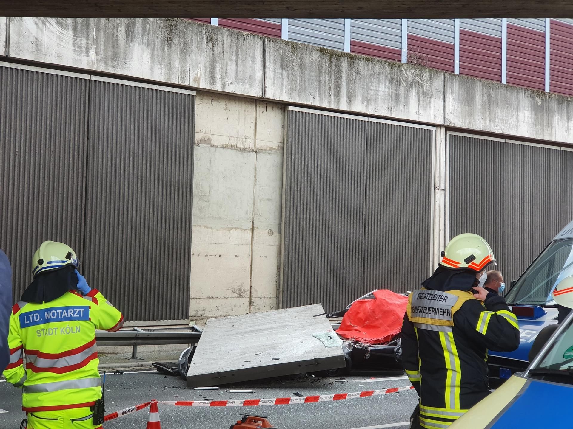 Ein Betonteil einer Lärmschutzwand liegt auf der A3 auf einem Auto. Das Teil stürzte auf einen Wagen und hat eine Autofahrerin getötet.