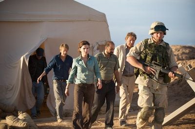Oliver (v. l., Max von Pufendorf), Kim (Thekla Reuten), Husam (Husam Chadat) und Alain Laroche (Matthias Habich) in einer Szene aus dem Film «Waffenstillstand». (FOTO: DPA)